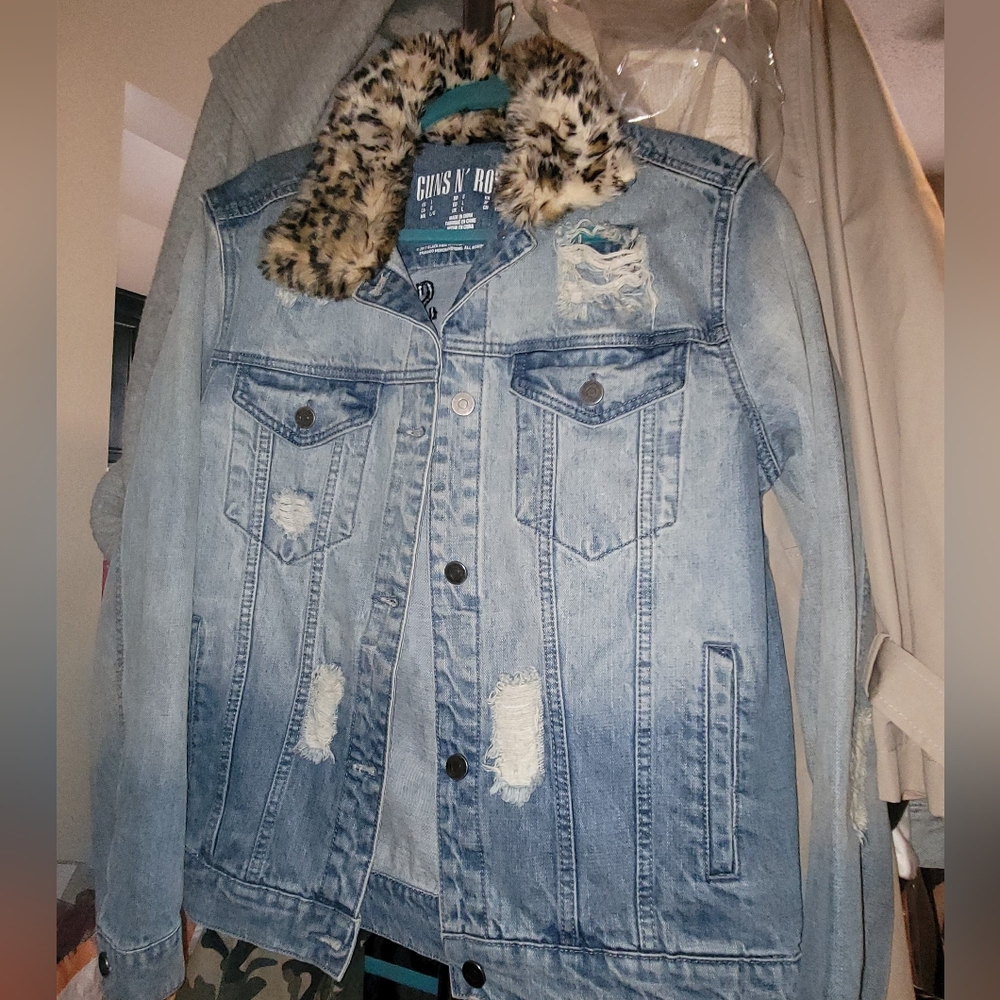 Guns and Roses denim jacket with leopard faux fur collar. Size large. Great cond
